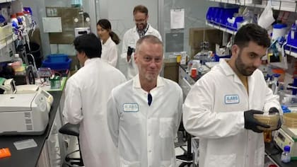 Tim Friede, rodeado de los científicos que investigan el poder de su sangre como antídoto para las mordeduras de serpientes