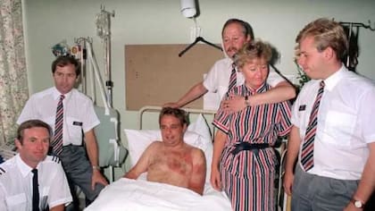 Tim Lancaster en el hospital, horas después del incidente; lo acompañan, de izquierda a derecha, el copiloto Alastair Atchison y los auxiliares de vuelo John Howard, Nigel Ogden, Susan Prince y Simon Rogers