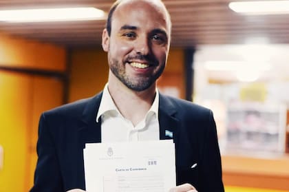 Tim, orgulloso con su carta de ciudadanía argentina.