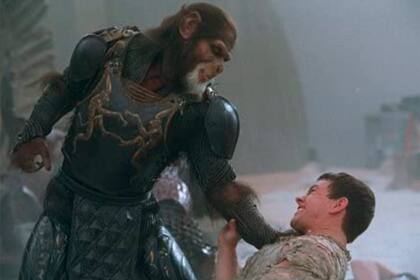 Tim Roth y Mark Wahlberg en El planeta de los simios: dieron origen a una saga emocionante
