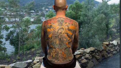 Tim Steiner posando como obra de Wim Delvoye ©Wim Delvoye