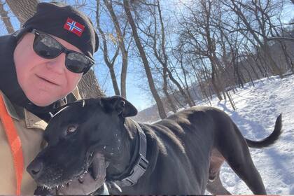 Tim Walz suele compartir con sus seguidores en redes sus momentos de diversión junto a su perro Scout