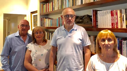 Timerman junto a familiares de la AMIA el 5 de enero