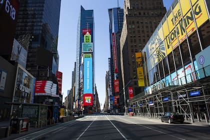 Times Square, sin el frenético ritmo que caracteriza a Nueva York por la pandemia de coronavirus