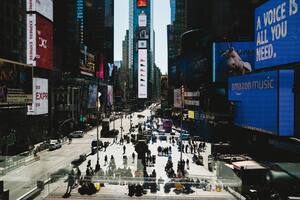 Times Square, y una postal casi desolada, acostumbrada a las multitudes y las ofertas de los teatros, hoy cerrados