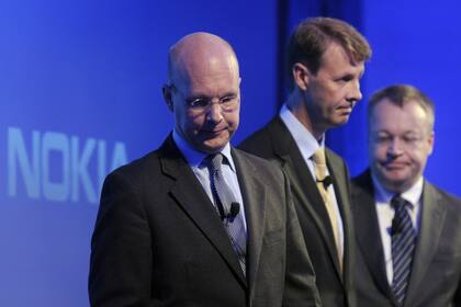 Timo Ihamuotila, CEO interino de Nokia; Risto Siilasmaa, presidente del directorio, y Stephen Elop, que comandará la división de celulares en Microsoft, después del anuncio del martes