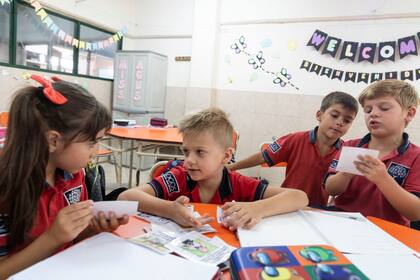 Timo y sus compañeros se vinculan y aprenden a través de tarjetas con dibujos que transmiten un mensaje en el Colegio San Carlos Diálogos, de Olivos, Buenos Aires