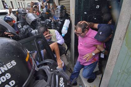 Timochenko fue repudiado a la salida de una entrevista y después suspendió la campaña