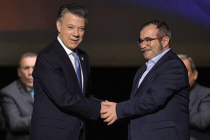 Timochenko y el presidente Juan Manuel Santos en la firma del Acuerdo de Paz, noviembre de 2016