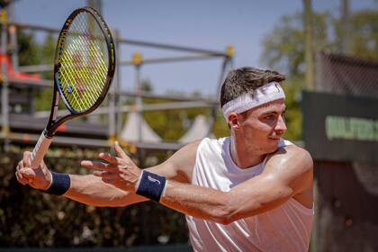 Timofey Skatov entrenándose en el Jockey Club Rosario; el 278º del ranking está sufriendo el calor y la humedad en Rosario.
