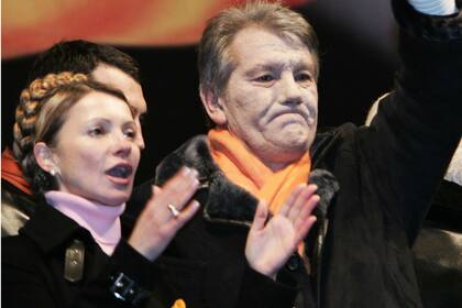 Timoshenko y su entonces aliado Yushchenko, durante la revolución naranja de 2004
