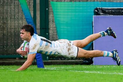Timoteo Silva aterriza en el in-goal, culminando una estupenda jugada argentina, la del único try en Ciudad del Cabo.