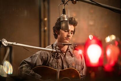 Timothée Chalamet en una escena de "A Complete Unknown". (Macall Polay/Searchlight Pictures vía AP)