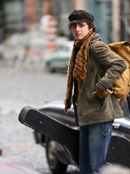Timothee Chalamet fue sorprendido "vestido de Bob Dylan" mientras filmaba escenas de la nueva biopic del músico, compositor, escritor y poeta estadounidense: Un completo desconocido. Bajo la dirección de James Mangold, el actor esperaba para grabar una escena en las calles de Nueva Jersey con una boina negra, una campera verde militar, un par de jeans y una guitarra colgada del hombro. Chalamet aprendió a tocar la guitarra para su papel en Llámame por tu nombre, de Luca Guadagnino, y retomó las clases para darle vida al célebre músico