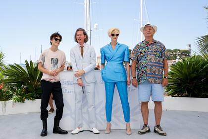 Timothee Chalamet, Wes Anderson, Tilda Swinton y Bill Murray durante una sesión de fotos de la película La crónica francesa, en Cannes.
