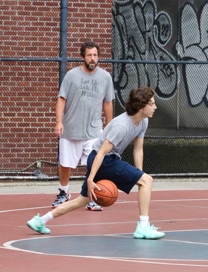Timothée Chalamet y Adam Sandler juegan al básquet en Manhattan