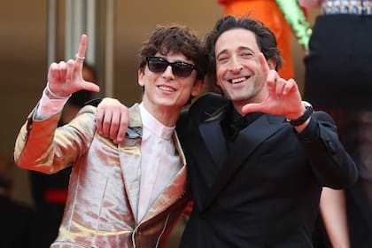 Timothée Chalamet y Adrien Brody llegan a la presentación de La crónica francesa en la 74ta. edición del Festival de Cannes.