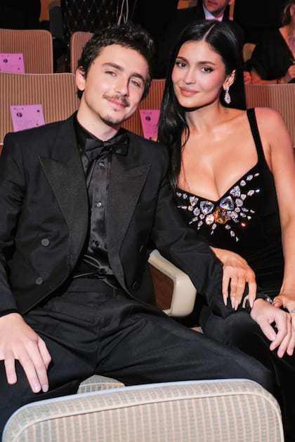 Timothée Chalamet y Kylie
Jenner, una de las parejas más
fotografiadas de la gala. Mientras el actor de Marty
Supreme apostó por un smoking de Givenchy by Sarah Burton, su amor optó por un diseño vintage con pedrería de la colección primavera verano 1999 de
Thierry Mugler