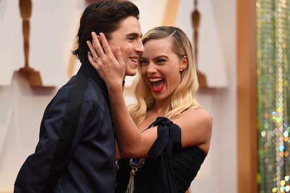 Mucha risa: Timothee Chalamet y Margot Robbie posaron divertidos en la alfombra roja