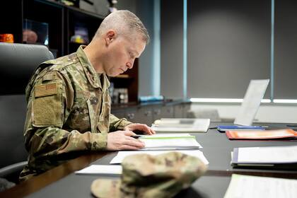 Timothy Haugh lideraba simultáneamente dos organismos clave del aparato de inteligencia de EE.UU., con foco en ciberseguridad ofensiva y recolección de datos globales