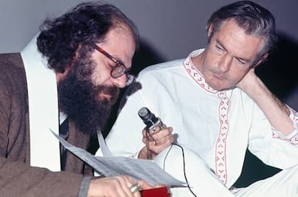 Timothy Leary junto al escritor Allen Ginsberg (Getty Images)