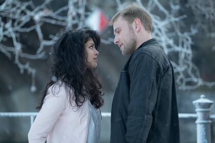 Tina Desai y Max Riemelt, en la segunda temporada de Sense8