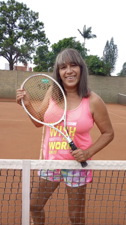 Tina, en su hábitat natural: la cancha de tenis de la Sociedad Sportiva Goya, en Corrientes, 