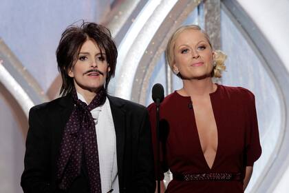Tina Fey disfrazada y Amy Poehler en una de sus breves intervenciones