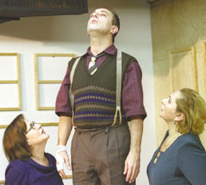 Serrano (a la izquierda), en 1999, junto a Alejandro Urdapilleta y Rita Cortese en una escena de la adaptación de Almuerzo en la casa de Ludwig G., de Thomas Bernhard, en el Teatro San Martín
