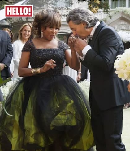 Tina Turner celebró su boda con Erwin Bach en julio de 2013 en su residencia junto al lago de Zúrich, Suiza. Lució un vestido de novia de Giorgio Armani en tafetán verde esmeralda y tul negro, con incrustaciones de cristales Swarovski