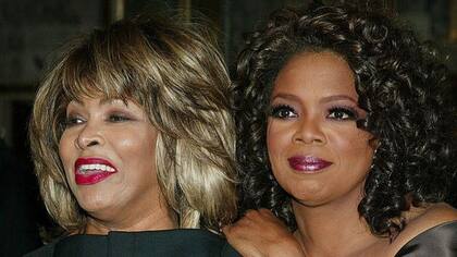 Tina Turner y Oprah Winfrey durante el estreno de "El color púrpura" en Broadway, en 2005