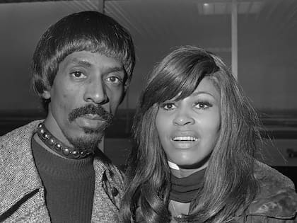 Tina Turner y su esposo Ike, con quien vivió "calvario tras calvario"