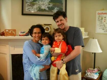 Tina tuvo que adoptar legalmente a las niñas para que el Estado las reconociera como suyas. Bajo la Ley de Carolina del Norte la madre de las menores es la mujer que da a luz. En este caso Rachel