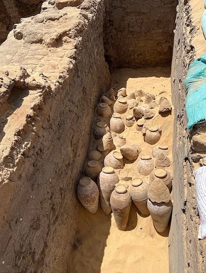 Tinajas halladas en la tumba de Meret
