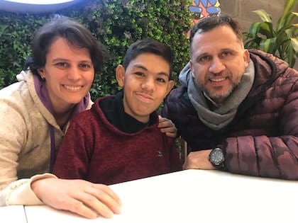 Tincho con sus papás, Jimena y Matías. “Fue tan fuerte ese sentimiento que se despertó al ver el video que después cada uno se planteó: ‘¿y qué hago ahora con esta información?’, ‘¿Me voy a quedar pensado qué habrá pasado con ese chico?’. Nosotros decidimos accionar”, dice el matrimonio sobre lo que les generó conocer la campaña #ElsueñodeTincho.