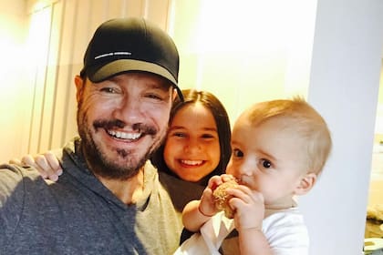 Tinelli, a pura sonrisa junto a Juanita y Lorenzo, sus hijos más pequeños
