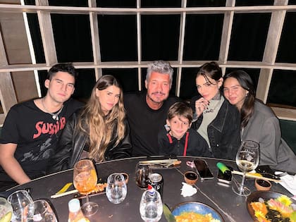 Tinelli, el año pasado, en la previa de su cumpleaños, junto a sus cinco hijos