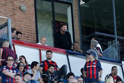 Tinelli en el cuarto piso del estadio Pedro Bidegain, desde donde sigue los partidos del Ciclón