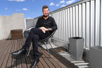 Tinelli en la terraza de la sede azulgrana sobre la Avenida La Plata, en pleno corazón de Boedo