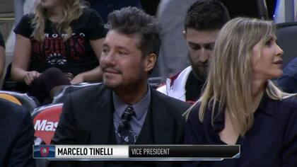 Tinelli, junto a Guillermina Valdés, en el estadio