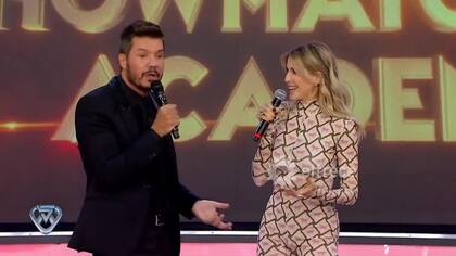 Tinelli junto a su esposa Guillermina Valdés. Mientras él conduce, ella forma parte del jurado.