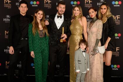 Tinelli, sus cinco hijos y su esposa, Guillermina Valdes