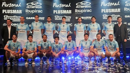 Tinelli junto al club de Bolívar