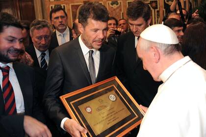 Tinelli le entrega un reconocimiento al Papa