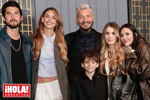 Tinelli posa con sus hijos: Francisco, Juana, Lorenzo, Micaela y Candelaria.