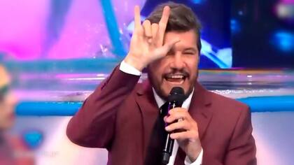 Tinelli y el típico gesto que viene con skere