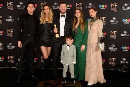 Marcelo TInelli y sus cinco hijos: Francisco, Juana, Lorenzo, Micaela y Candelaria