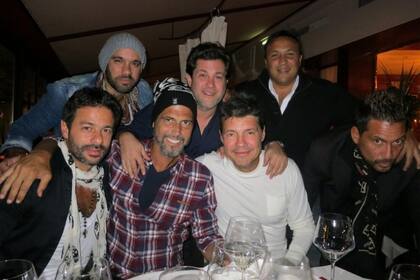 Tinelli y un cumpleaños especial. Junto a Ribero y amigos en París.