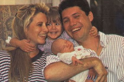 Tinelly, en los 80, junto a su ex mujer Soledad Aquino y sus hijas Micaela y Candelaria