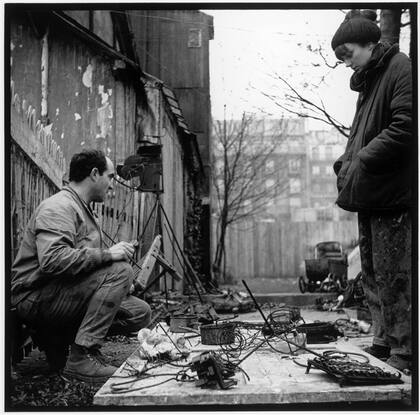 Tinguely creando una obra que luego dinamitaría, en los años 50